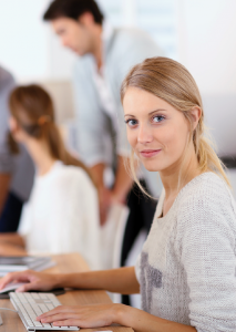 Schmuckbild Frau am Computer