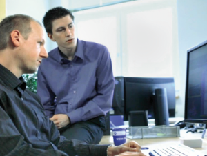 Fotos: TZM Foto Männer vor Monitor