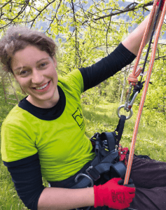 Junge Frau arbeitet im Grünen